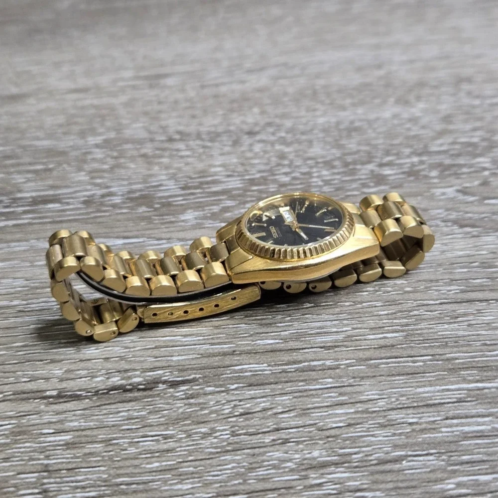 Seiko Quartz Women's Gold Tone Watch Black Dial Day Date Fluted Bezel 7N83-006M